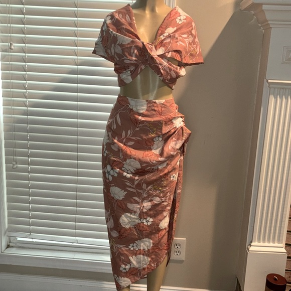 ASOS EDITION twist front off shoulder top and skirt in linen
floral print. - Picture 4 of 14